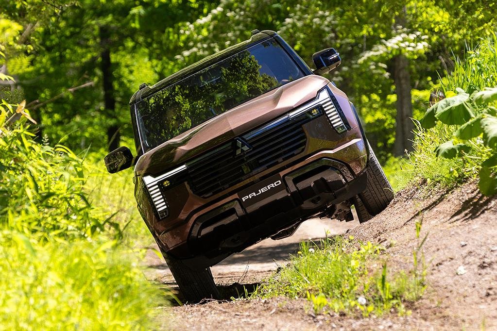 Fifth-Generation Mitsubishi Pajero Front Tilted