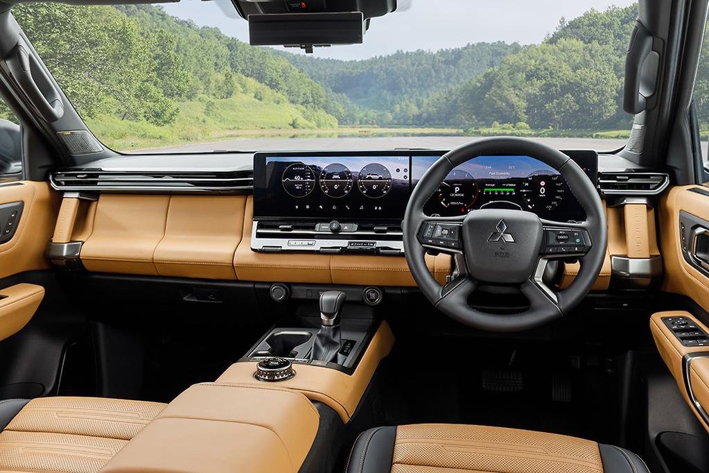 Fifth-Generation Mitsubishi Pajero dashboard