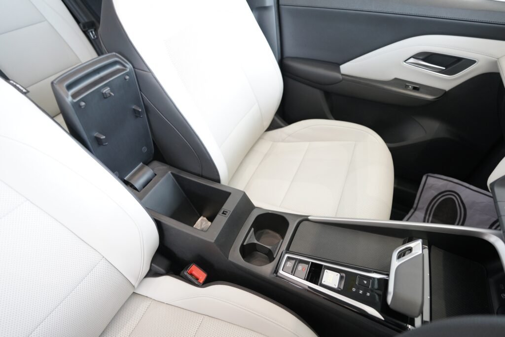 MG ZS Hybrid+ Center Console and Cup Holders